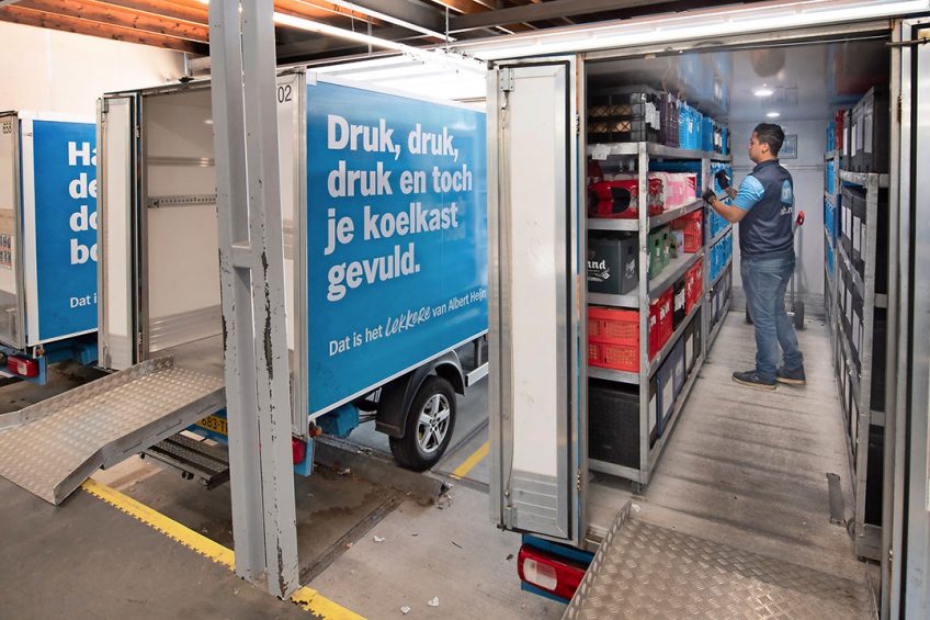 Online bestelde boodschappen worden in bezorgauto's gezet. Bijna 60% van de groei van de supermarktomzet in 2021 komt uit online verkoopkanalen. - Foto: Albert Heijn