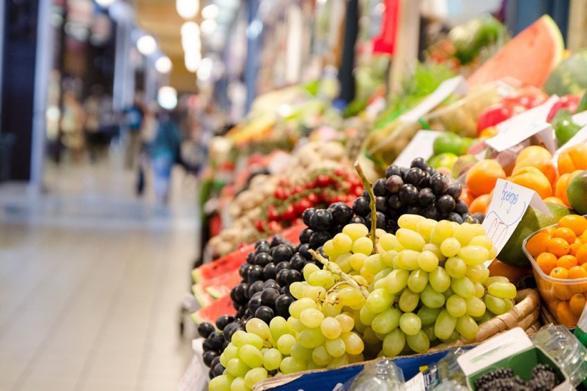 Markt in Budapest. Hongarije zet per decreet een rem op de prijzen van belangrijke voedingsmiddelen. - Foto: Canva