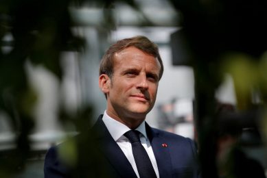 De Franse president Emmanuel Macron wil zich tegen iedereen te verzetten die het gelijke speelveld voor EU-landbouwproducten niet respecteert. - Foto: ANP/AFP