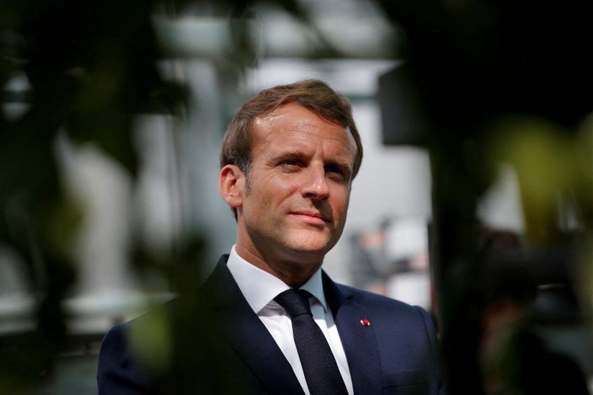 De Franse president Emmanuel Macron wil zich tegen iedereen te verzetten die het gelijke speelveld voor EU-landbouwproducten niet respecteert. - Foto: ANP/AFP