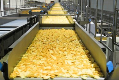 Productie van Lay’s potato chips bij een fabriek van PepsiCo in Rusland. Het concern waarschuwt al voor mogelijke leveringsproblemen door een tekort aan aardappelen. - Foto: ANP