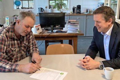 Avebe-lid Erik Emmens (l) en Avebe-CEO David Fousert tekenen het contract over groene-stroomcertificaten die Emmens gaat verkopen aan Avebe. - Foto: Avebe
