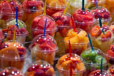 Fruitsalade in plastic, geen AH. De supermarktketen gaat circulaire verpakkingen aanbieden voor fruitsalades. - Foto: Canva