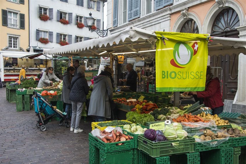 Een marktkraam met biologische producten in Zwitserland. Verse groente en aardappelen zijn de best verkochte biologische producten - Foto: ANp/Mauritius Images