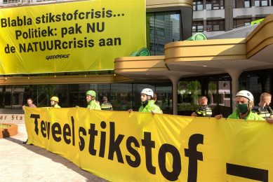 Demonstratie van Greenpeace in 2021. Greenpeace kondigde vorig jaar juridische stappen aan omdat het kabinet tekortschiet. Vooralsnog is de stap naar de rechter nog niet gezet. - Foto: ANP