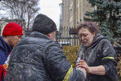 Een gewonde vrouw krijgt in de Oekraïnse stad Charkov water. - Foto: EPA