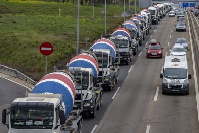 Spaanse vrachtwagenchauffeurs protesteren op een toegangsweg naar Madrid tegen de hoge brandstofprijzen. - Foto: ANP