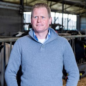 Guus Mensink (40) is sinds mei 2021 voorzitter van zuivelcoöperatie DOC Kaas. Mensink is melkveehouder en heeft in Dedemsvaart (Ov.) een melkveebedrijf in vof met zijn broer. Het bedrijf telt 240 melkkoeien met bijbehorend jongvee. De koeien worden gemolken door vier melkrobots. Het bedrijf heeft 95 hectare in gebruik, vooral als grasland. Mensink heeft als voorzitter van coöperatie DOC Kaas zitting in de Raad van Commissarissen van zuivelbedrijf DMK GmbH. DOC Kaas U.A. heeft een belang van 10% in DMK. - Foto: Frank Uijlenbroek