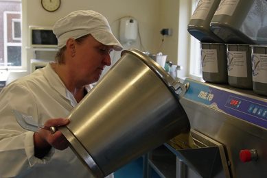 Wilma Klaassens terwijl ze ijs aan het maken is. - Foto: Rachel Henst