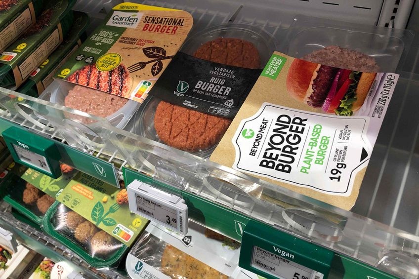Met gekleurde schaplabels, logo’s op producten en aanduidingen in de gangpaden, kun je als consument in de supermarkt niet meer om vegetarisch heen. - Foto: Hans Prinsen