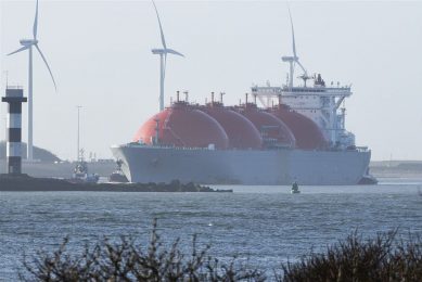 Een schip gevuld met LNG op weg naar de LNG-terminal op de Rotterdamse Maasvlakte. - Foto: ANP
