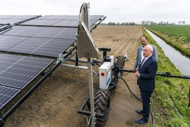 Landbouwminister Henk Staghouwer verrichte de officiële openingshandeling op het bedrijf in Oude Tonge. Foto: ANP