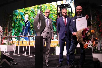 Van links naar rechts: voorzitter Michiel van Ginkel van de Tuinbouwondernemersprijs, LNV-topambtenaar Guido Landheer en winnend tuinbouwondernemer Pieter Wijnen. – Foto: Ton van der Scheer