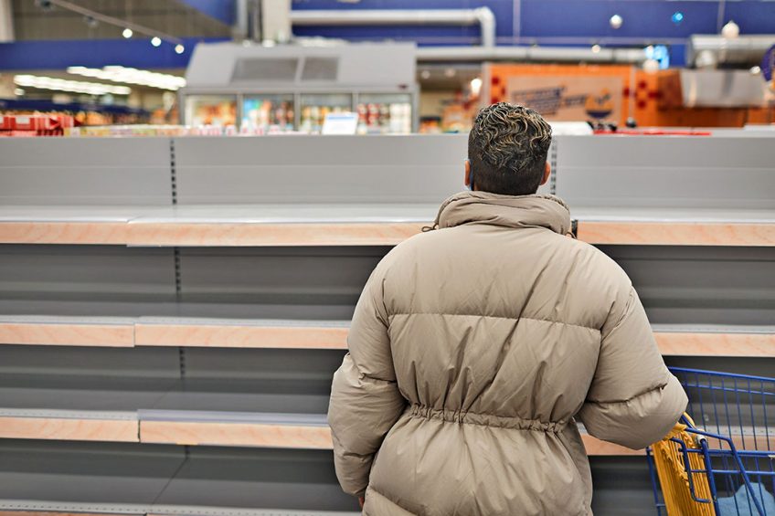 Lege schappen in een supermarkt. Door hoge kosten en de oorlog in Oekraïne waarschuwen Britse producenten voor tekorten in supermarkten. - Foto: Canva/annastills