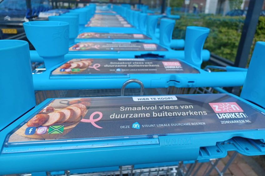 De reclame op de winkelwagentjes bij de Albert Heijn in Ede. Foto: Kees van Dooren