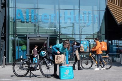 Albert Heijn breidt de samenwerking met Deliveroo en Thuisbezorgd.nl uit. De fietskoeriers halen de bestelde boodschappen in de supermarkt op. - Foto: Albert Heijn