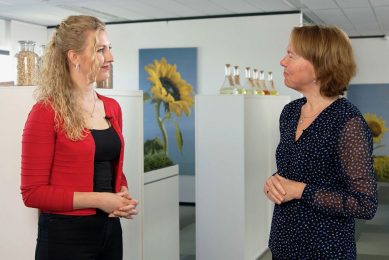 Nicole Vervaet (rechts) van de ketenorganisatie voor oliën en vetten vertelt over de andere opties voor zonnebloemolie. - Foto: ScriptaVideo