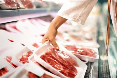 Vooral rundvlees is duurder geworden. In april moest de consument voor een kilo rundvlees 18% meer betalen dan een jaar geleden. - Foto: Canva/gilaxia