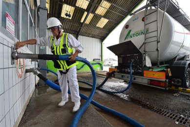 Melk wordt geleverd bij een kaasfabriek van de Bel Group in Evron, in het noordwesten van Frankrijk. - Foto: ANP