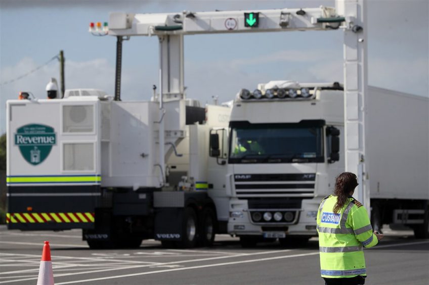 Britse douane controleert een truck afkomstig uit de EU. - Foto: ANP