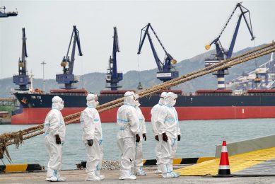 Door de lockdown in China als gevolg van corona stapelen goederen zich op in havens - Foto: ANP