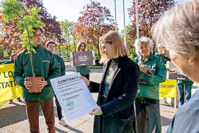 Greenpeace-vrijwilligers voeren actie bij veevoerbedrijf ForFarmers. Ze willen dat het bedrijf, dat in Nederland veel verdient aan de handel in soja, zich inzet voor een sterke Europese Bossenwet. - Foto: Marten van Dijl / Greenpeace