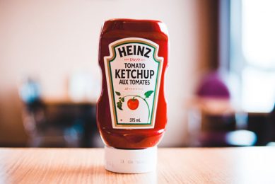 De plastic fles van Heinz tomatenketchup moet plaats gaan maken voor een papieren variant. - Foto: Canva/Erik McLean - Pexels