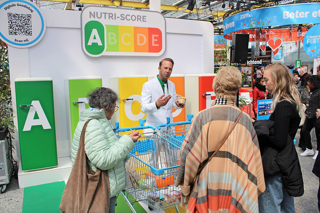 De Nutri-Score-man praat non-stop over de gezondere keuze binnen productcategorieën.