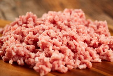 Separatorvlees, ook wel schraapvlees of spuitvlees geheten, is een product uit de vleesindustrie. - Foto: Canva