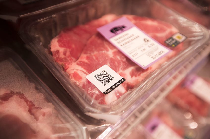 Varkensvlees in het schap bij Albert Heijn. Deze retailer wil dat in vijf jaar tijd de CO2-voetadruk van het varkensvlees in hun schappen 18,5% omlaag gaat. - Foto: ANP