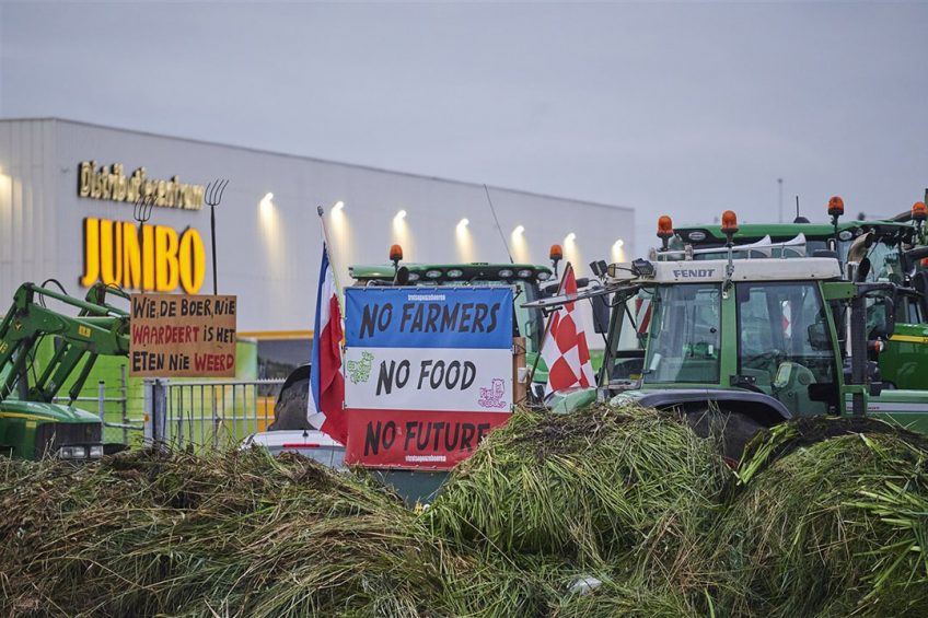 Op 8 juli 2020 blokkeerden boeren het distributiecentrum van Jumbo in Breda. Supermarkten vrezen dat dit weer kan gebeuren. - Foto: ANP