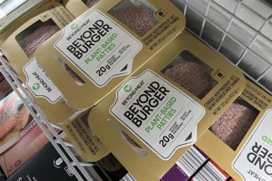 Vegan hamburgers in een supermarkt. In Zuid-Afrika mogen vleesvervangers geen productnamen meer hebben die verwijzen naar vlees. - Foto: ANP