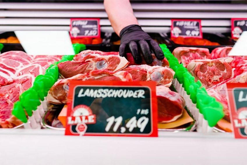 Halal lamsvlees in een Rotterdamse slagerij. In de aanloop naar het offerfeest zijn veel lammeren verkocht. - Foto: ANP