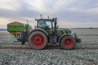 Een boer in Sachsen-Anhalt strooit kunstmest, april dit jaar. Kunstmest is een van de producten die fors duurder zijn geworden. - Foto: ANP