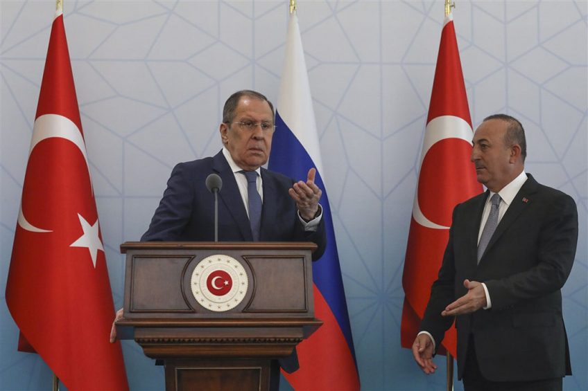 De Russische minister van Buitenlandse Zaken Sergey Lavrov (links) en de Turkse minister van Buitenlandse Zaken Mevlut Cavusoglu bespraken 8 juni de mogelijkheden voor graantransport uit Oekraïne. - Foto: ANP