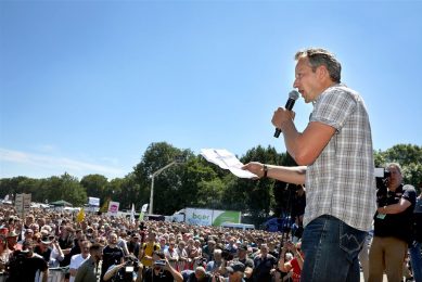 Bart Kemp van Agractie spreekt de menigte toe tijdens het boerenprotest in Stroe op 22 juni. - Foto: ANP