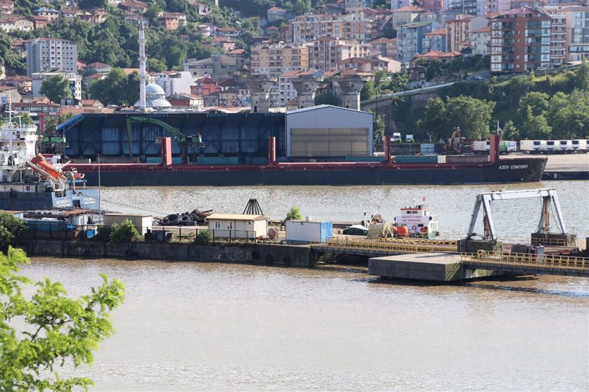 De Azov Concord wordt op 30 juni gelost in de haven van Zonguldak, in Turkije. - Foto: ANP