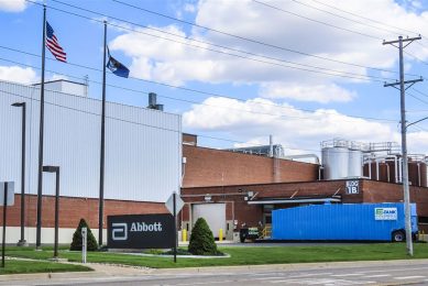 De fabriek van Abott in Sturgis in Michigan gaat weer babyvoeding produceren nadat deze was stilgelegd vanwege mogelijk met bacteriën besmette babymelk. - Foto: ANP