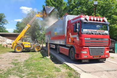 De vrachtwagen wordt geladen met gerst op het bedrijf van Kees Huizinga in Cherkasy (Oekr.). - Foto: Gerjan Wielink