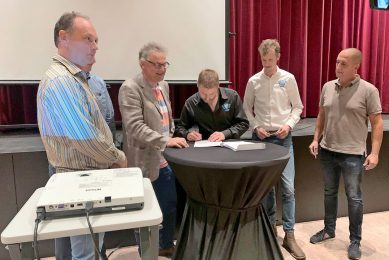 Tijdens de ledenvergadering op 16 juni ondertekende een delegatie van Gosschalk en Team Varkens van Farmers Defence Force de samenwerkingsovereenkomst. - Foto: Anne-Marie van der Linde