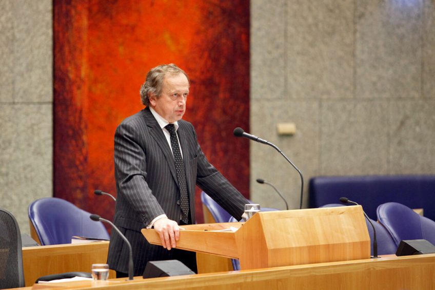 Henk Bleker tijdens een debat in de Tweede Kamer. - Foto: Roel Dijkstra