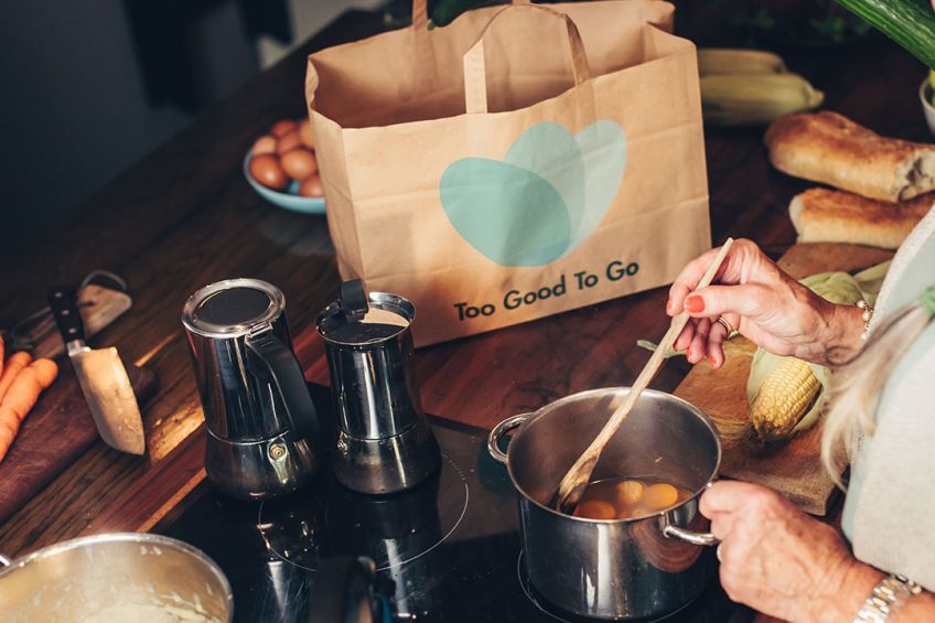 Dit jaar lanceerde Too Good To Go ook zijn eerste kookboek met recepten met restjes. Foto: Too Good To Go