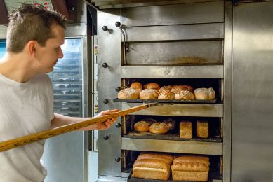 Veel warme bakkers gebruiken een gasgestookte oven. Overstappen naar elektrisch gaat vaak niet zomaar. - Foto: Canva
