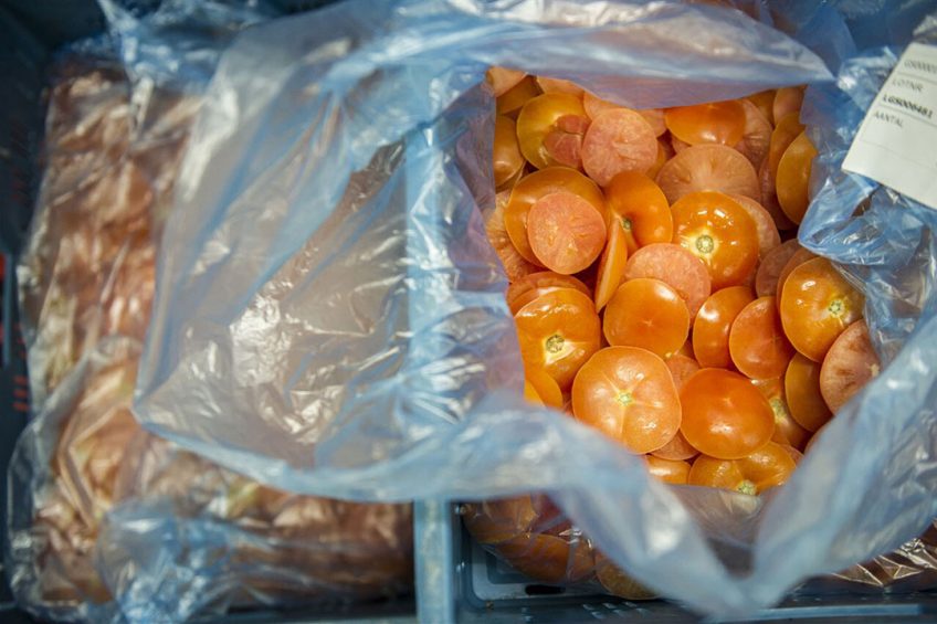 Tomatenresten waar nieuw voedsel van wordt gemaakt. Ongewenste stoffen kunnen zich ophopen doordat reststoffen opnieuw worden verwerkt in voedingsmiddelen. - Foto: ANP