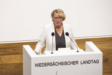 De hoop groeit voorzichtig bij landbouwminster Barbara Otte-Kinast van Nedersaksen dat de gevolgen van de AVP-uitbraak in Emsbüren beperkt blijven. - Foto ANP