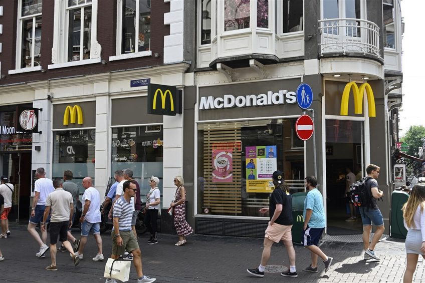 Vestiging van McDonald's in Amsterdam. Het aantal fastfoodrestaurants groeide in vijf jaar tijd met 27%. - Foto: ANP