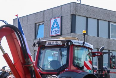Het distributiecentrum van Aldi in Drachten werd 5 juli door boeren met trekkers geblokkeerd.  - Foto: ANP
