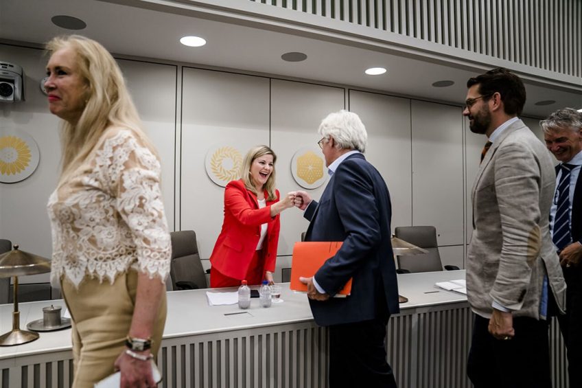 Liesje Schreinemacher, minister voor Buitenlandse Handel en Ontwikkelingssamenwerking, wordt gefeliciteerd door Pvda-senator Ferd Crone na afloop van de stemming over het handelsverdrag. – Foto: ANP