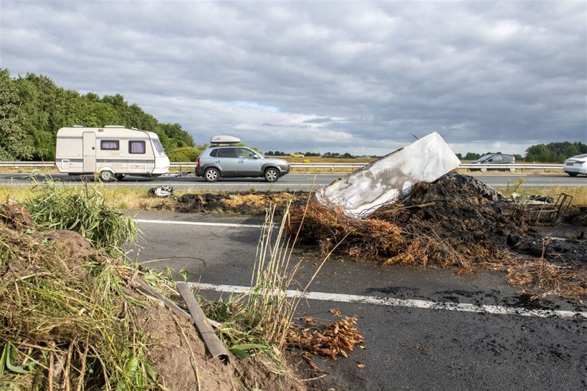 Afval op de A7 tussen Drachtstercompagnie en Frieschepalen gedumpt door boeren uit protest tegen de voorgenomen stikstofmaatregelen. - Foto: ANP