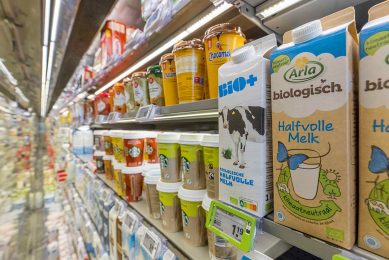 Biologische melk van Arla in een supermarktschap. Arla is een van de ondertekenaars van de code of conduct, net als supermarktbedrijven Ahold Delhaize en Carrefour. - Foto: Koos Groenewold